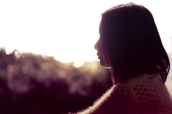 Silhouet van eenzame vrouw — Stockfoto