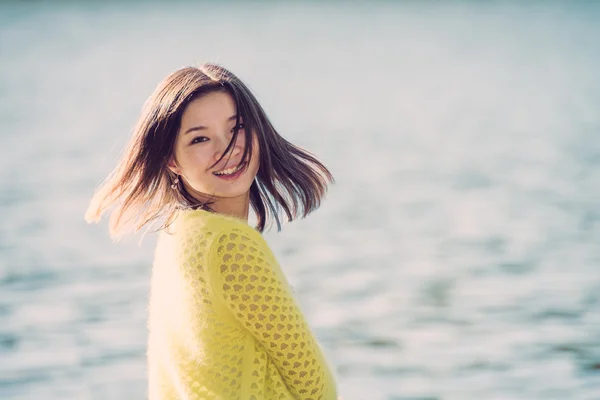 Mujer sentada junto a un río — Foto de Stock