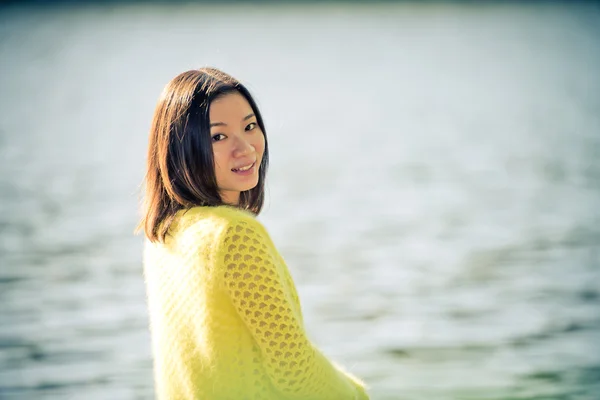 Mujer sentada junto a un río — Foto de Stock