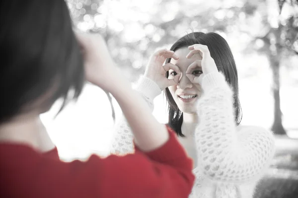 Deux filles posant l'une vers l'autre — Photo