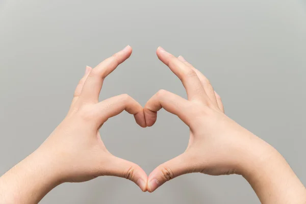 Руки, создающие форму сердца — стоковое фото