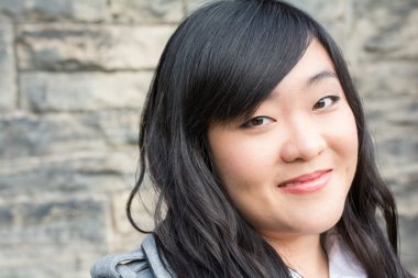 mutlu bir kadın tarafından bir taş duvar