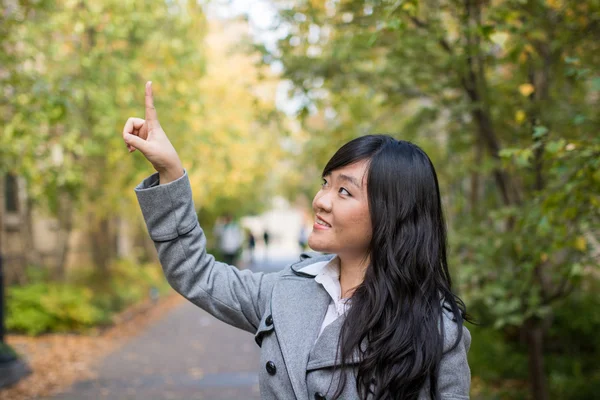 何かを指している女性の肖像画 — ストック写真