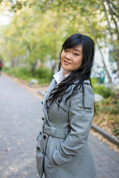 Portret van vrouw op weg — Stockfoto