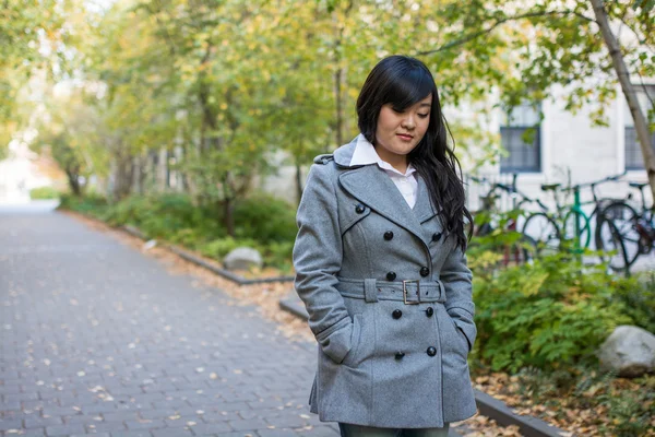 Mujer caminando por un camino —  Fotos de Stock