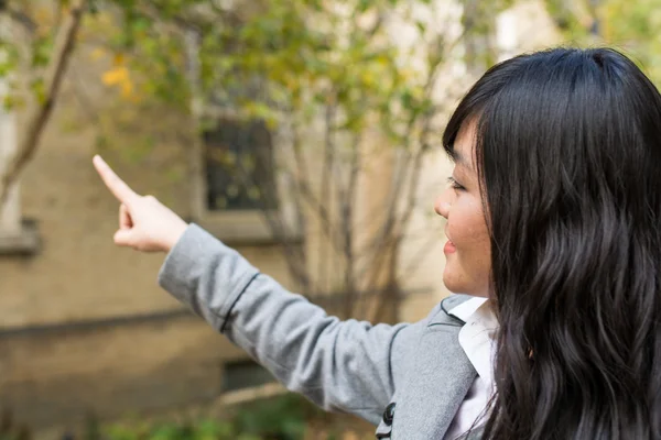 Portrait of woman pointing at something — Stock Photo, Image