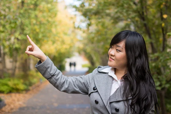 Portrait of woman pointing at something — Stock Photo, Image