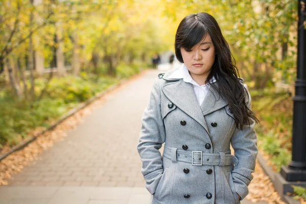 Retrato de chica mirando triste — Foto de Stock