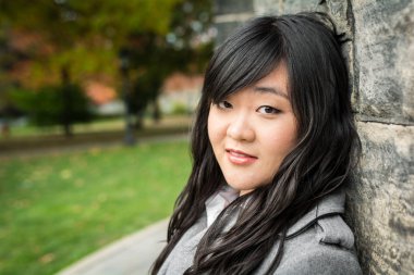 duvara karşı duran kadın