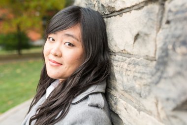 duvara karşı duran kadın