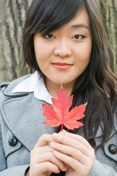 Porträtt av flicka under hösten — Stockfoto