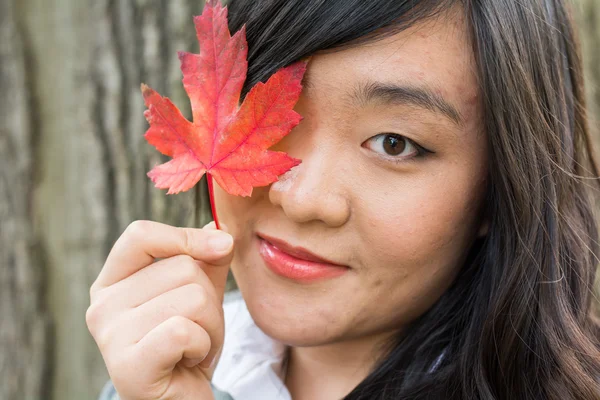 Porträtt av flicka under hösten — Stockfoto