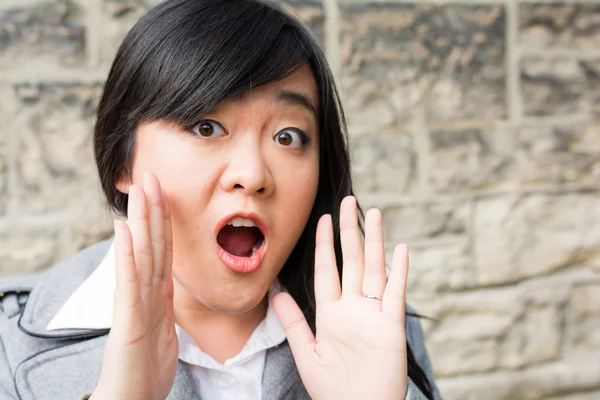 Retrato de mujer sorprendida —  Fotos de Stock