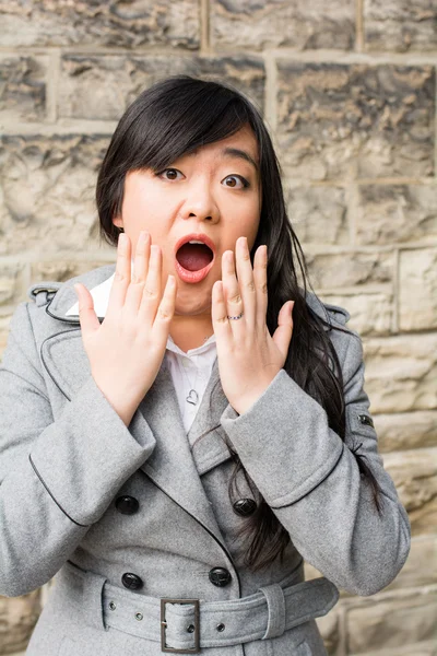 Retrato de mulher olhando surpreso — Fotografia de Stock