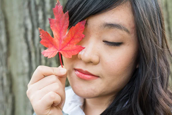 Portrait of girl during autumn — Stock Photo, Image