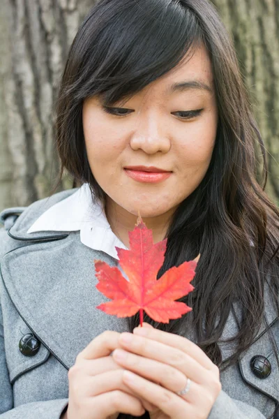 Portret van meisje in de herfst — Stockfoto