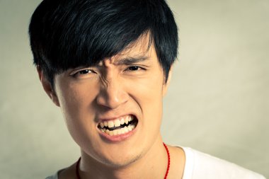 Genç adam kızgın görünüyor.