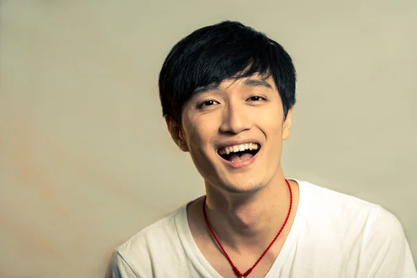 Genç adam gülüyor.