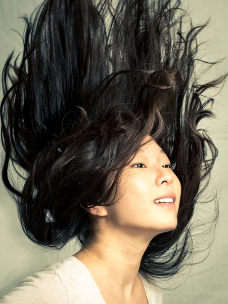 Donna che sventola i capelli — Foto Stock