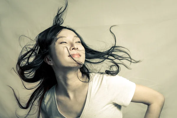 Frau fummelt mit den Haaren — Stockfoto