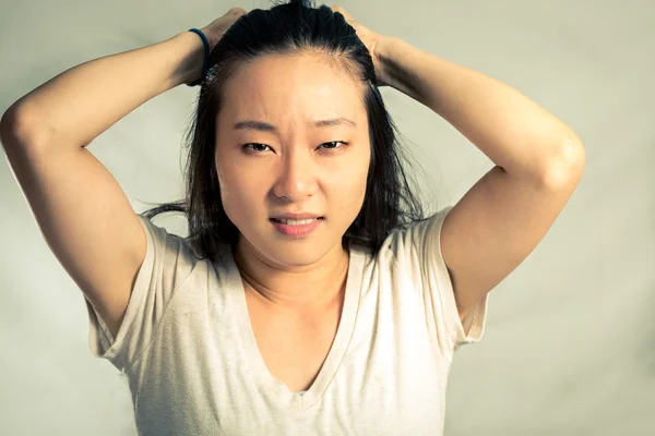 Vrouw die aan haar haar trekt — Stockfoto