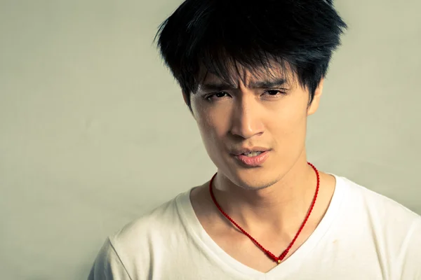 genç görünümlü üzgün adam