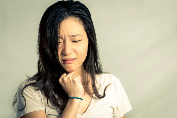 Žena pláče a tahání za vlasy — Stock fotografie