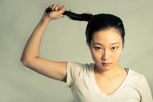 Mladá žena, tahání vlasy — Stock fotografie