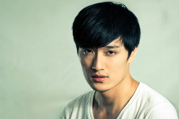 genç adam model poz için moda