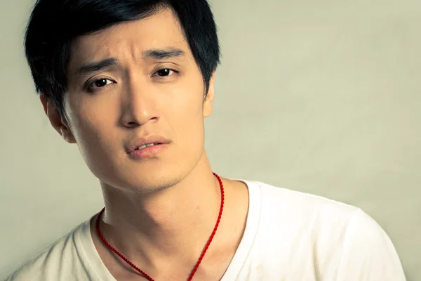 Genç adam üzgün görünüyor.