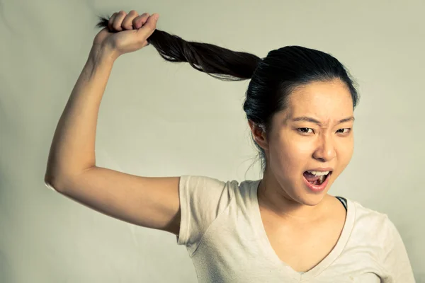 Jonge vrouw haar haren trekken — Stockfoto