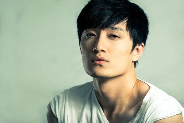 genç adam model poz için moda