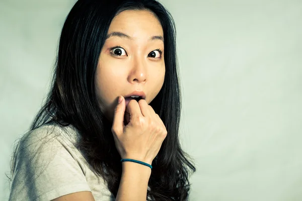 Mujer mirando sorprendido — Foto de Stock