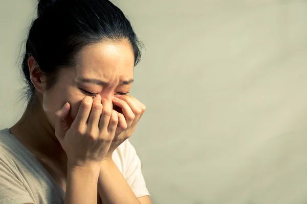 Porträt einer weinenden Frau lizenzfreie Stockfotos