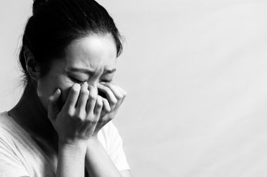 Üzgün kız ağlıyor