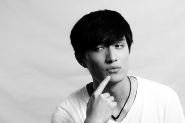 genç adam derin düşünce