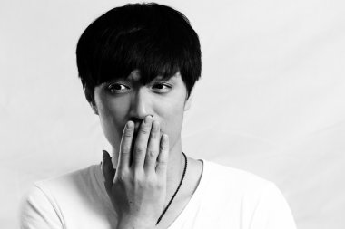 genç adam gülümsüyor ve seyir utangaç