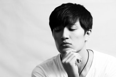 genç adam derin düşünce