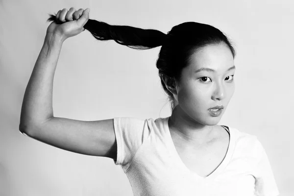 Jong meisje haar haren trekken — Stockfoto