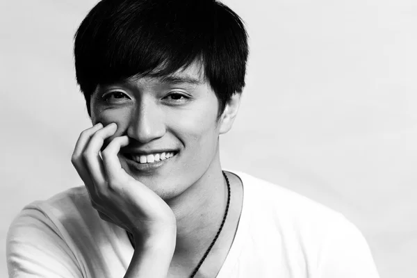 genç gülümseyen ve destekleyici çene adam