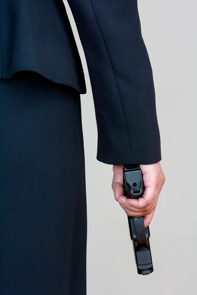Donna in possesso di pistola a mano su sfondo bianco — Foto Stock