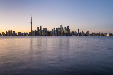 Downtown toronto met sterke achtergrondverlichting