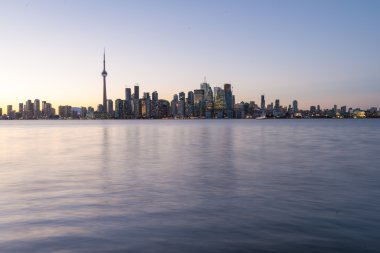 Downtown toronto met sterke achtergrondverlichting