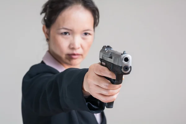 Donna che punta una pistola a mano — Foto Stock