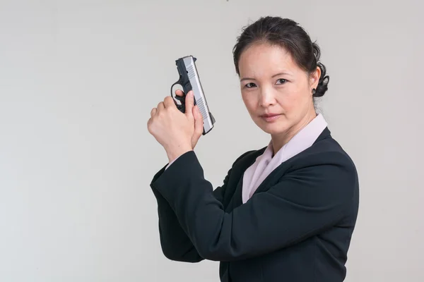 Donna con una pistola a mano — Foto Stock