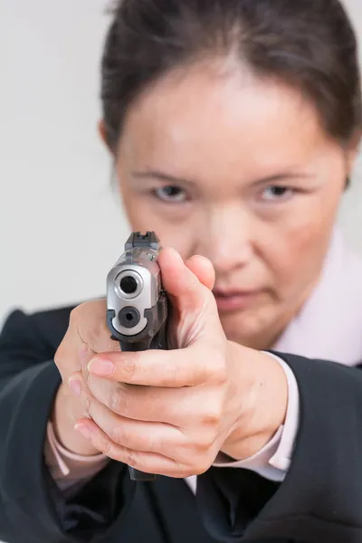 Donna che punta una pistola a mano — Foto Stock