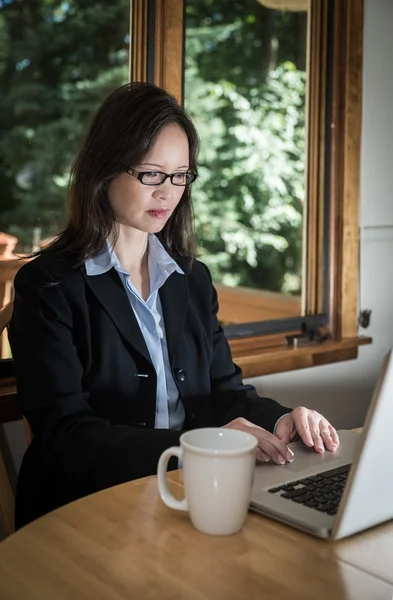 Vrouw met laptop en koffie — Stockfoto