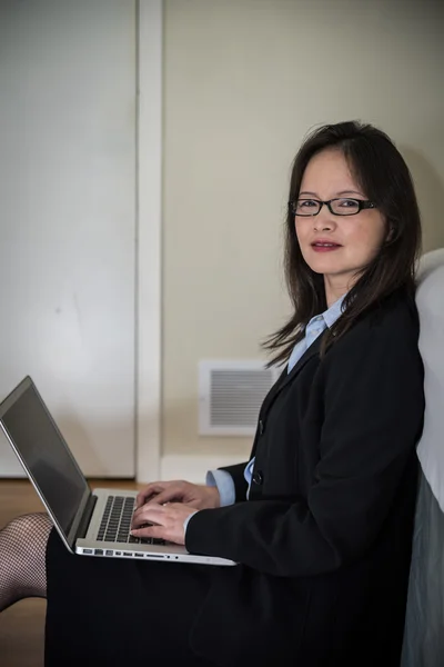 Mulher com laptop sentado no chão — Fotografia de Stock