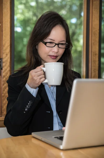 Mulher com laptop e café — Fotografia de Stock