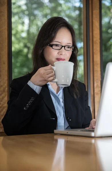 Frau mit Laptop und Kaffee — Stockfoto